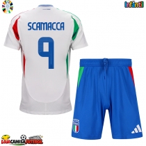 Camisa de Futebol Itália Gianluca Scamacca #9 Equipamento Secundário Infantil Europeu 2024 Manga Curta (+ Calças curtas)